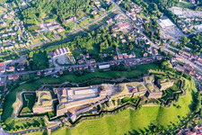 Luftaufnahme von Fragmente der Zitadelle- Festungsanlage Zitadelle von Bitsch in Bitche in Grand Est im Bundesland Moselle, Frankreich