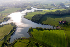 Uferbereichs- Landschaft am Gebiet der Seenkette étange biscornu in Puttelange-aux-Lacs in Grand Est in Rémering-lès-Puttelange im Bundesland Moselle, Frankreich