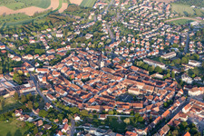 Ortsansicht der Straßen und Häuser der Wohngebiete in Sarre-Union in Grand Est im Bundesland Bas-Rhin, Frankreich