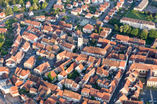 Luftbild von Ortsansicht der Straßen und Häuser der Wohngebiete in Sarre-Union in Grand Est im Bundesland Bas-Rhin, Frankreich