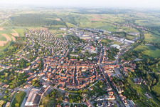 Luftaufnahme von Ortsansicht der Straßen und Häuser der Wohngebiete in Sarre-Union in Grand Est im Bundesland Bas-Rhin, Frankreich