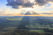 Wolke überm Odenwald von Osten im Ortsteil Auerbach in Mudau im Bundesland Baden-Württemberg, Deutschland