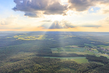 Luftbild von Wolke überm Odenwald von Osten im Ortsteil Auerbach in Mudau im Bundesland Baden-Württemberg, Deutschland
