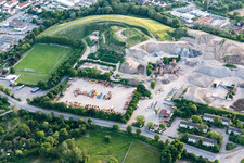 Gelände der aufgeschütteten Mülldeponie Gerst Recyclinghof in Neustadt an der Weinstraße im Bundesland Rheinland-Pfalz, Deutschland