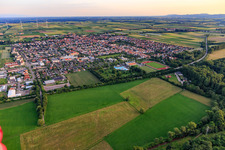 Stadtansicht aus Norden in Offenbach an der Queich im Bundesland Rheinland-Pfalz, Deutschland