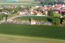 Drohnenbild von Salmbach im Bundesland Bas-Rhin, Frankreich