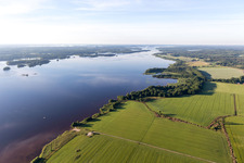 Ufer des moorfarbenen Åsnen-See bei Skatelöv in Småland in Kronobergs län in Grimslöv, Schweden