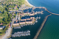 Yachthafen mit Sportboot- Anlegestellen und Bootsliegeplätzen am Uferbereich der Ostsee in Klintholm Havn auf der Insel Mon in Region Själland in Borre im Bundesland Sjælland, Dänemark