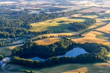 Schrägluftbild von Borre (DK), Møns Klint Resort og Camping im Bundesland Sjælland, Dänemark