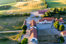 Klintholm Møn (DK), Klintholm Gods in Borre im Bundesland Sjælland, Dänemark von einer Drohne aus