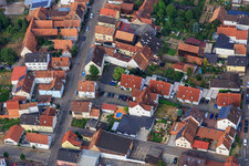Fahrweg in Hatzenbühl im Bundesland Rheinland-Pfalz, Deutschland
