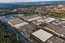Gebäude und Produktionshallen auf dem Fahrzeugbau- Werksgelände des Mercedes-Benz Werk Rastatt in Rastatt im Bundesland Baden-Württemberg, Deutschland von oben
