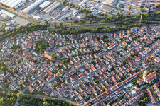 Ortsansicht der Straßen und Häuser der Wohngebiete in Daxlanden in Karlsruhe im Bundesland Baden-Württemberg, Deutschland