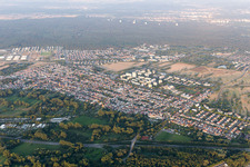 Ortsteil Neureut in Karlsruhe im Bundesland Baden-Württemberg, Deutschland aus der Drohnenperspektive