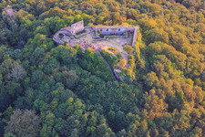 Burgruine Lindelbrunn in Vorderweidenthal im Bundesland Rheinland-Pfalz, Deutschland von oben