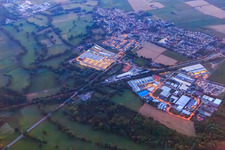 Gewerbegebiet in der Dämmerung in Rohrbach im Bundesland Rheinland-Pfalz, Deutschland