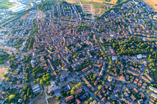 Altstadt mit Evangelische Stadtkirche in Ladenburg im Bundesland Baden-Württemberg, Deutschland