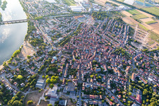 Luftbild von Altstadtbereich und Innenstadtzentrum in Ladenburg im Bundesland Baden-Württemberg, Deutschland
