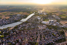 Ortschaft an den Fluss- Uferbereichen des Neckar in Ladenburg im Bundesland Baden-Württemberg, Deutschland