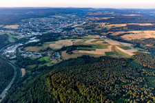 Ortsansicht der Straßen und Häuser der Wohngebiete in Bad König im Bundesland Hessen, Deutschland
