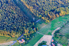 Schneise für Hochspannungsleitung im Ortsteil Ober-Kainsbach in Reichelsheim im Bundesland Hessen, Deutschland