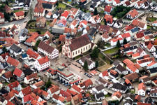 Kirchengebäude der katholischen Gemeinde in der Ortsmitte von Hagenbach im Bundesland Rheinland-Pfalz, Deutschland