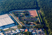 Luftaufnahme von Gefängnis- Gelände und Sicherheitsumzäunung der Justizvollzugsanstalt Justizvollzugsanstalt Jugendstrafanstalt Schifferstadt in Schifferstadt im Bundesland Rheinland-Pfalz, Deutschland