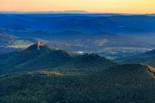 Burgentrio aus Süden: Trifels, Jungturm und  Burgruine Scharfenberg in Leinsweiler im Bundesland Rheinland-Pfalz, Deutschland