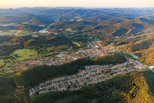 Luftbild von Stadtansicht im Pfälzerwald am Morgen aus Nordosten in Dahn im Bundesland Rheinland-Pfalz, Deutschland