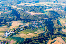 Luftbild von Dorfansicht von Norden vor den Talbrücken der A8 im Ortsteil Hengsberg in Pirmasens im Bundesland Rheinland-Pfalz, Deutschland