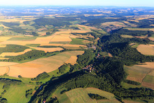 Dorfansicht im Nußbachtal aus Süden in Rathskirchen im Bundesland Rheinland-Pfalz, Deutschland
