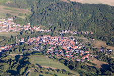 Wald- Gebiete und Forstflächen umsäumen das Siedlungsgebiet des Dorfes in Odenbach im Bundesland Rheinland-Pfalz, Deutschland