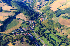 Dorfansicht im Alsenztal aus Norden im Ortsteil Cölln in Mannweiler-Cölln im Bundesland Rheinland-Pfalz, Deutschland