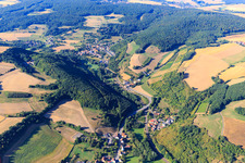 Dorfansicht im Alsenztal aus Norden im Ortsteil Stolzenbergerhof in Bayerfeld-Steckweiler im Bundesland Rheinland-Pfalz, Deutschland