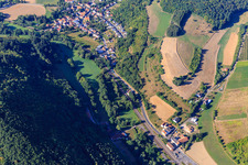 Schrägluftbild von Dorfansicht im Alsenztal aus Norden im Ortsteil Stolzenbergerhof in Bayerfeld-Steckweiler im Bundesland Rheinland-Pfalz, Deutschland