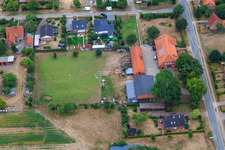Gänsewiese an der Dorfstraße und MOLDA Evolution GmbH im Ortsteil Radenbeck in Thomasburg im Bundesland Niedersachsen, Deutschland