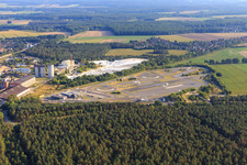 Asphaltbahnen des ADAC Fahrsicherheitszentrum Hansa vor den weissen Gipshalden des Gipswerk Embsen GmbH in Embsen im Ortsteil Wagenhorst im Bundesland Niedersachsen, Deutschland