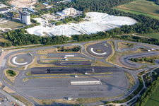 Asphaltbahnen des ADAC Fahrsicherheitszentrum Hansa vor den weissen Gipshalden des Gipswerk Embsen GmbH in Embsen im Ortsteil Wagenhorst im Bundesland Niedersachsen, Deutschland