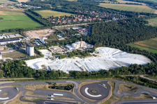 Luftbild von Asphaltbahnen des ADAC Fahrsicherheitszentrum Hansa vor den weissen Gipshalden des Gipswerk Embsen GmbH in Embsen im Ortsteil Wagenhorst im Bundesland Niedersachsen, Deutschland