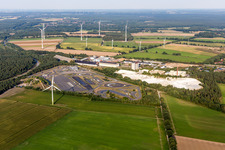 Luftaufnahme von Asphaltbahnen des ADAC Fahrsicherheitszentrum Hansa vor den weissen Gipshalden des Gipswerk Embsen GmbH in Embsen im Ortsteil Wagenhorst im Bundesland Niedersachsen, Deutschland