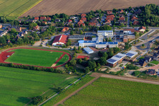 Luftbild von Sportplatz, Sporthalle der IGS Embsen im Bundesland Niedersachsen, Deutschland