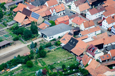 Hauptstr in Erlenbach bei Kandel im Bundesland Rheinland-Pfalz, Deutschland aus der Drohnenperspektive