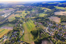 Verlauf der Ilmenau im Ortsteil Wichmannsburg in Bienenbüttel im Bundesland Niedersachsen, Deutschland