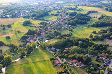 Dorfansicht am Verlauf der Ilmenau aus Süden im Ortsteil Wichmannsburg in Bienenbüttel im Bundesland Niedersachsen, Deutschland