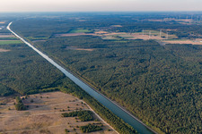 Elbe-Seitenkanal in Wendisch Evern im Bundesland Niedersachsen, Deutschland