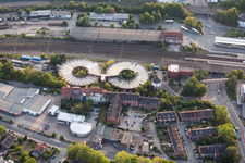 Rundes, doppeltes Parkdeck auf dem Gebäude des Parkhauses Parkhaus am Bahnhof in Lüneburg im Bundesland Niedersachsen, Deutschland