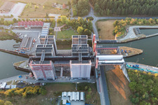 Drohnenaufname von Schiffshebewerk und Schleusenanlagen am Ufer der Wasserstraße des Elbeseitenkanals in Scharnebeck im Bundesland Niedersachsen, Deutschland