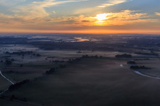 Morgennebel über der Elbtalaue bei Boizenburg in Echem im Bundesland Niedersachsen, Deutschland