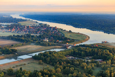 Dorfansicht an der Mündung des Elbe- Seitenkanals in die Elbe mit Hochwassersperrtor aus Südosten in Artlenburg im Bundesland Niedersachsen, Deutschland