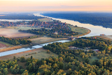 Luftbild von Dorfansicht an der Mündung des Elbe- Seitenkanals in die Elbe mit Hochwassersperrtor aus Südosten in Artlenburg im Bundesland Niedersachsen, Deutschland